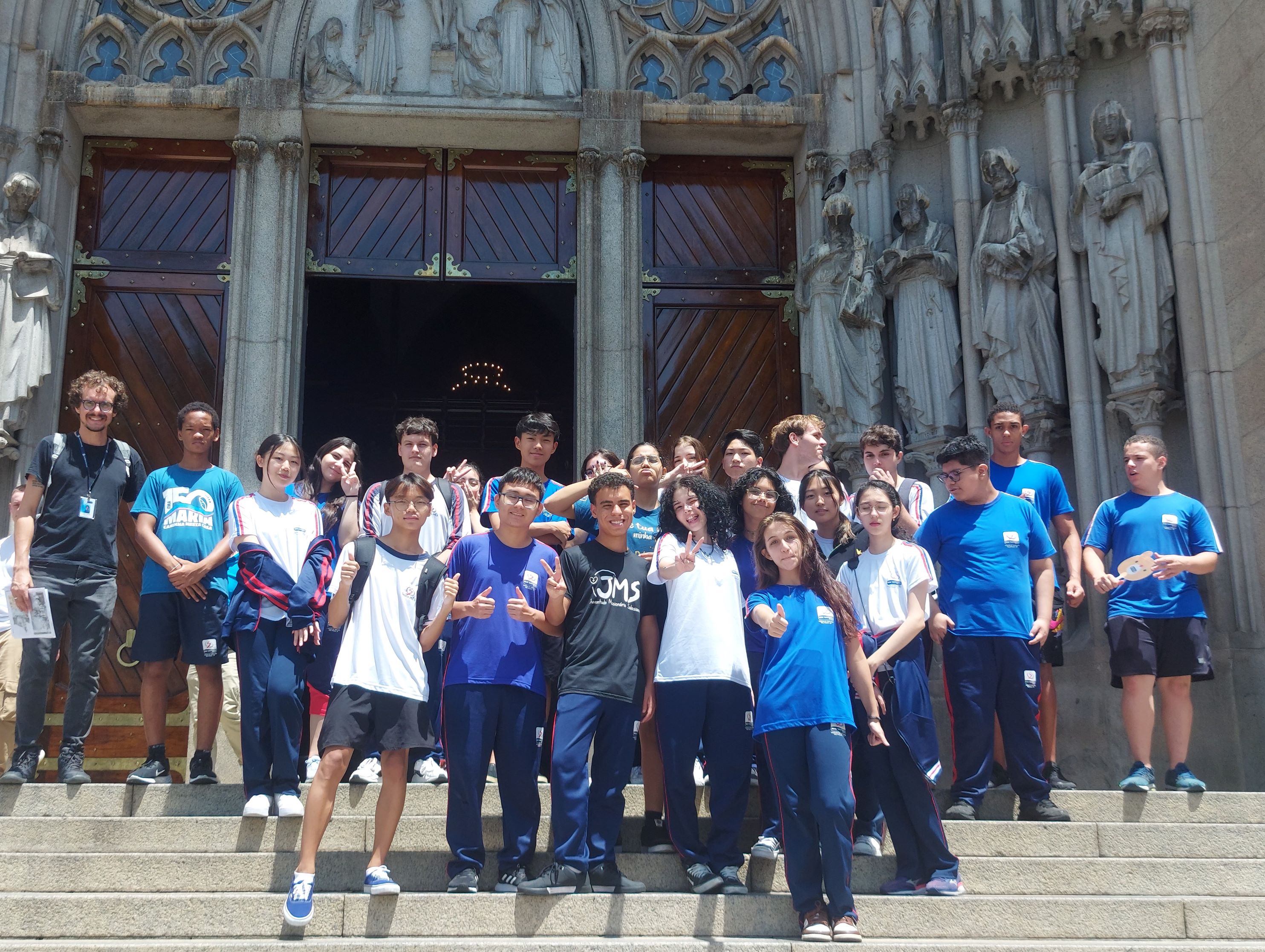 Jovens da 2ª Série do Ensino Médio visitam a Catedral da Sé